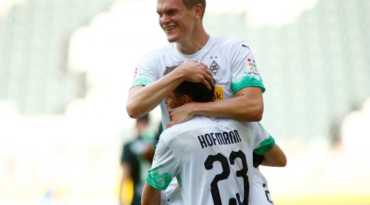 Jonas Hofman und Ginter umarmen sich nach Treffer